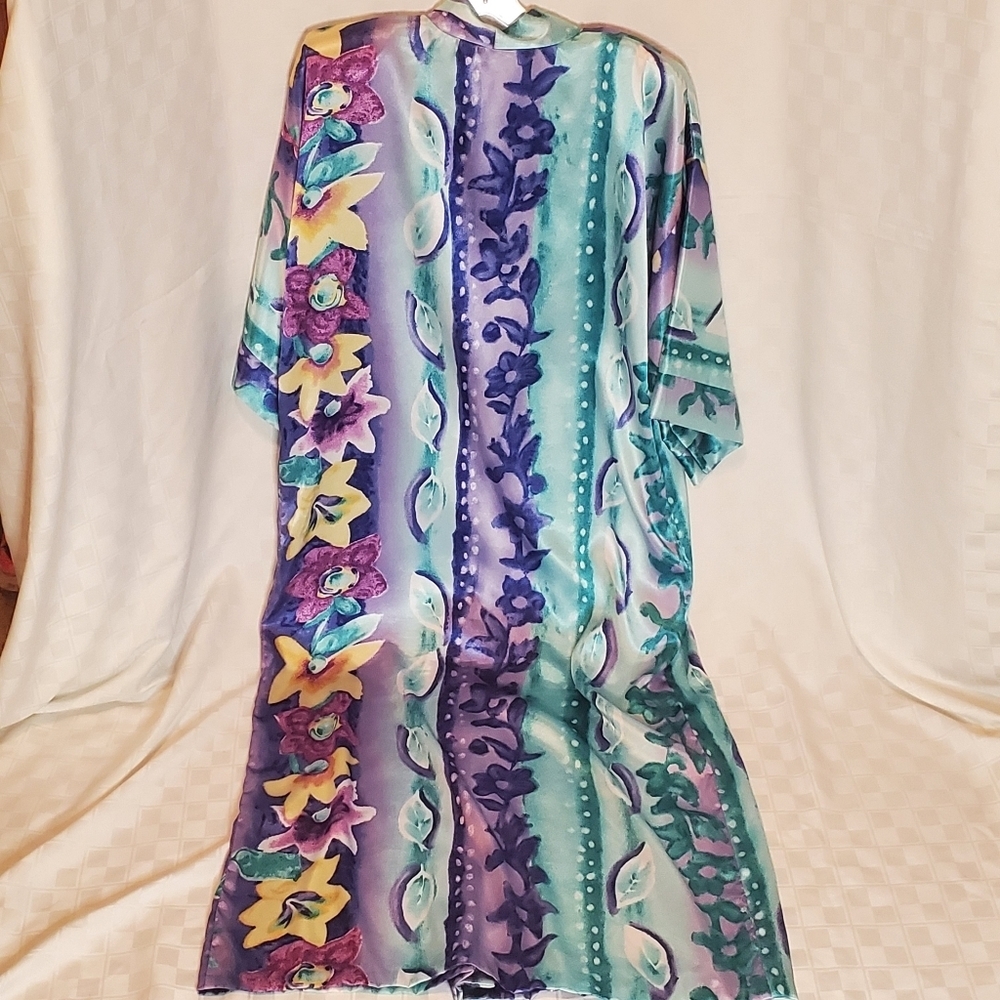 Beautiful Floral Robe - Picture 2 of 8